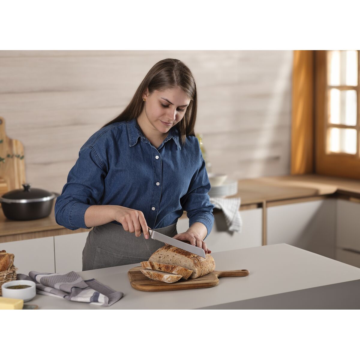 Century Bread Knife Serrated Blade with Forged Handle Black 200mm Hangsell