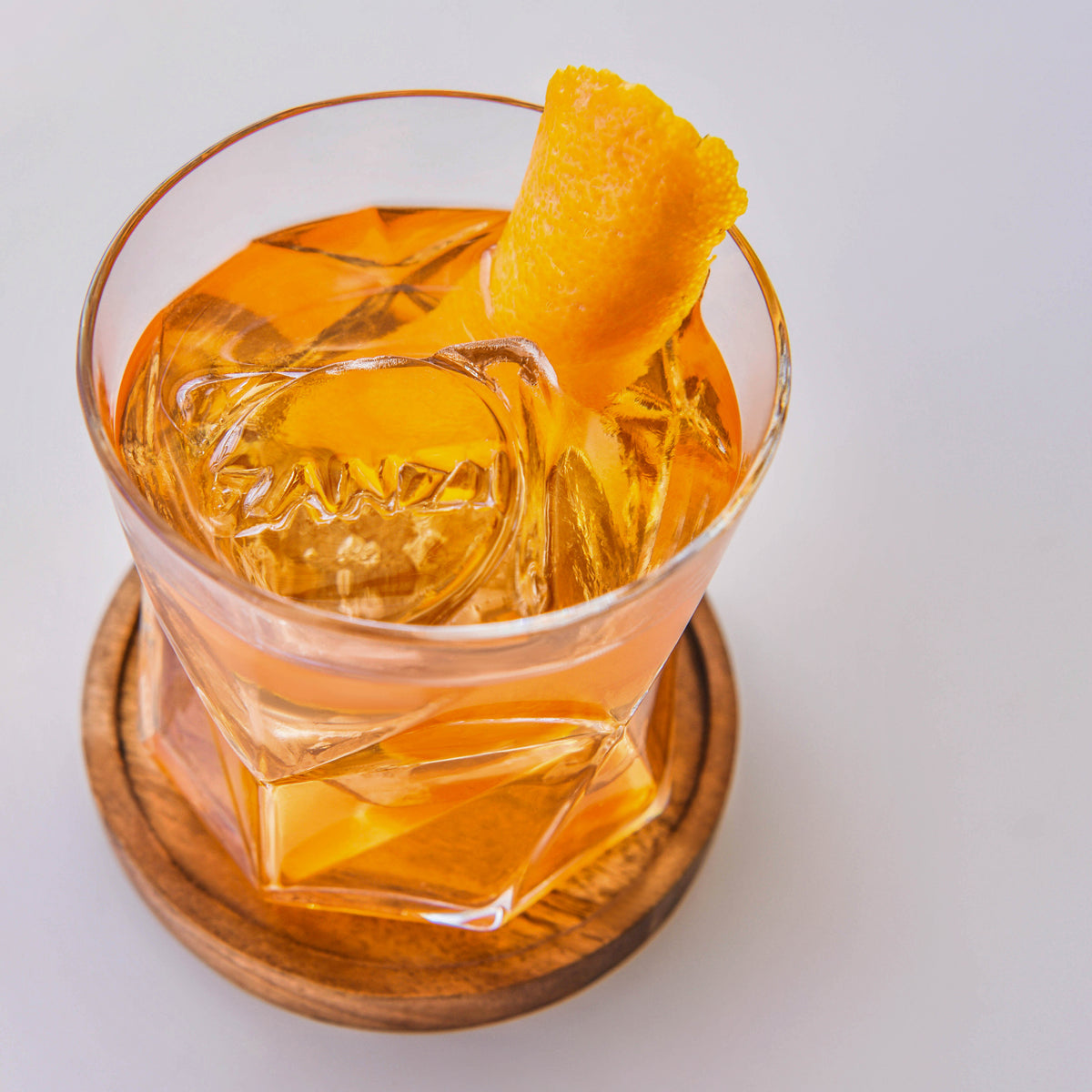 Zanzi Round Coaster Natural Acacia 4pc Set Lifestyle Tomkin Australia Hospitality Supplies